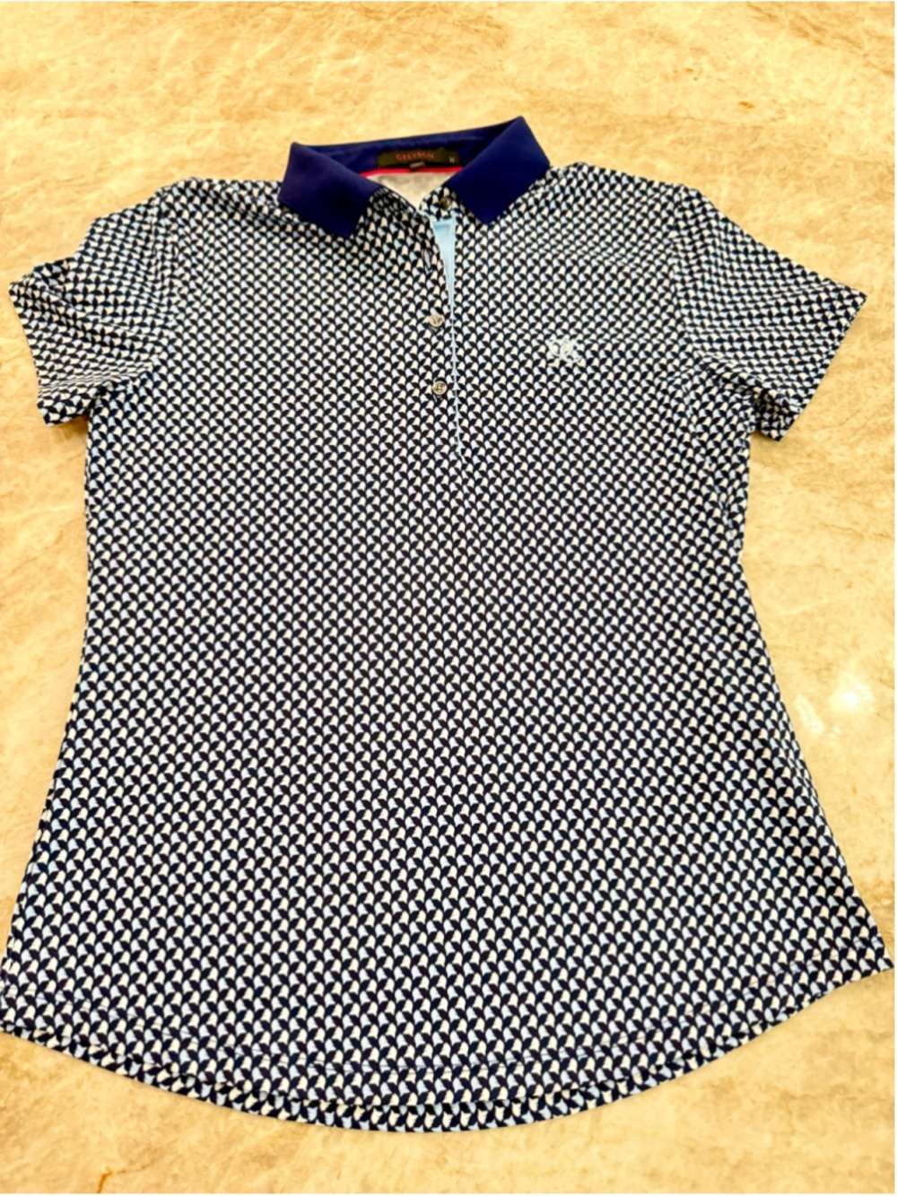 Greyson woman’s polo Shirt Size M Blue White wolf Patterned Golf Shirt, cc embro